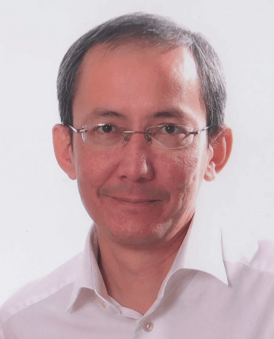 Mr Eric Barnes is a Consultant Ophthalmic Surgeon specialising in cataract surgery, watery eyes and diseases of the eyelid.